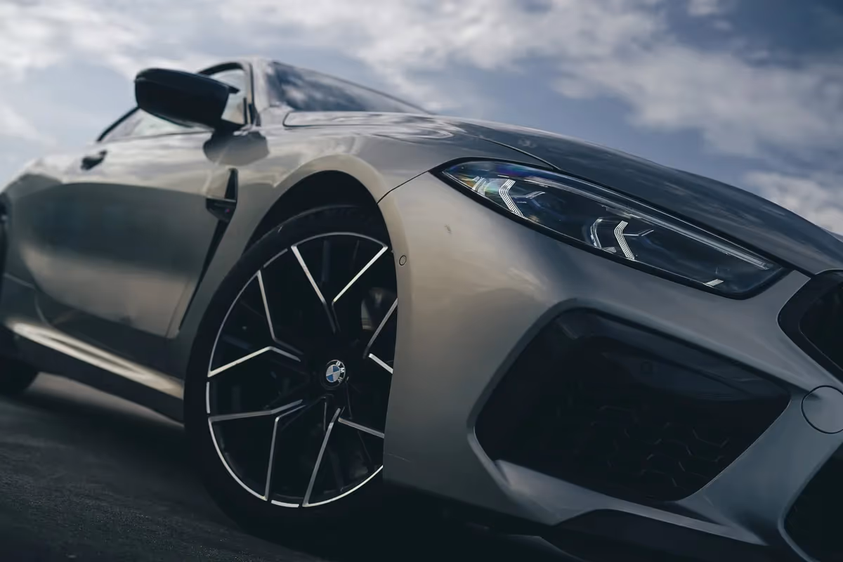 BMW M8 Competition — tył ¾, wynajem w Warszawie