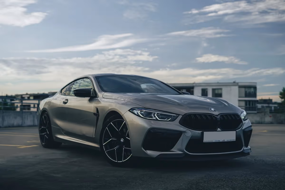 BMW M8 Competition — przód ¾, wynajem w Warszawie