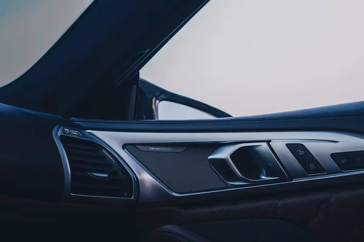 BMW M8 Competition — bok, wynajem w Warszawie
