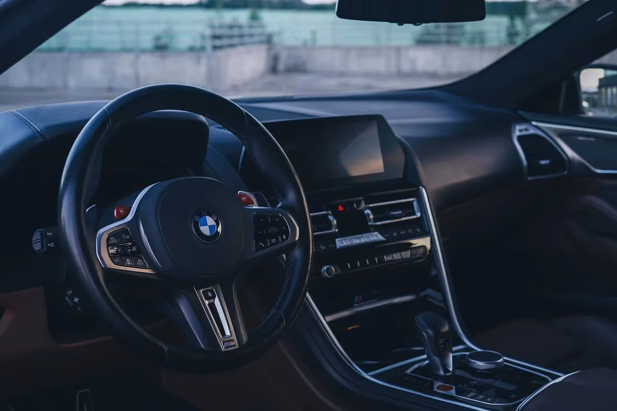 BMW M8 Competition — bok, wynajem w Warszawie