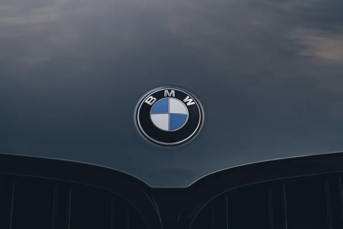 BMW M8 Competition — tył ¾, wynajem w Warszawie
