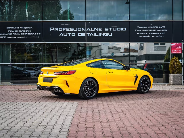BMW M8 Competition — tył ¾, wynajem w Warszawie