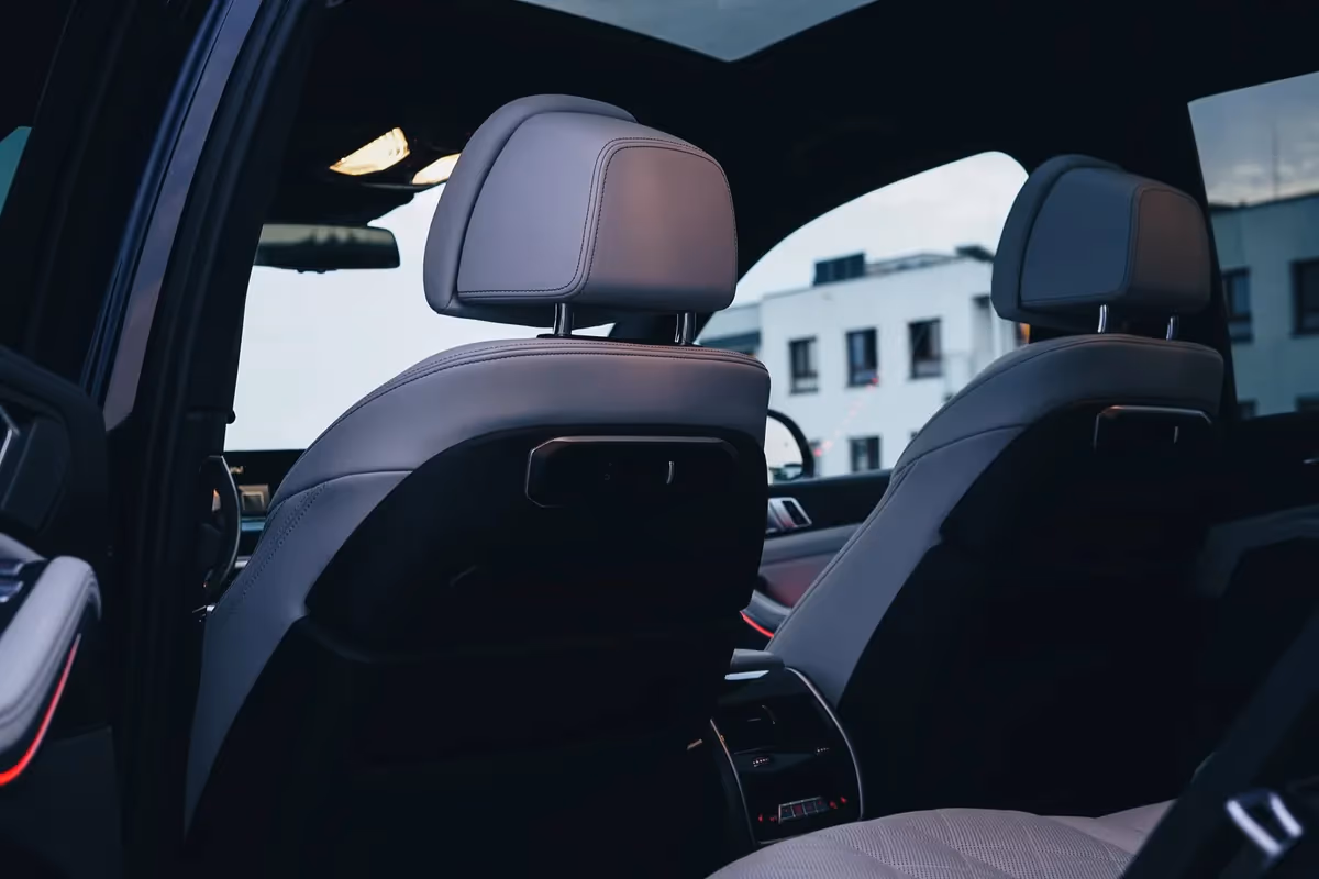 BMW X7 40i — bok, wynajem w Warszawie