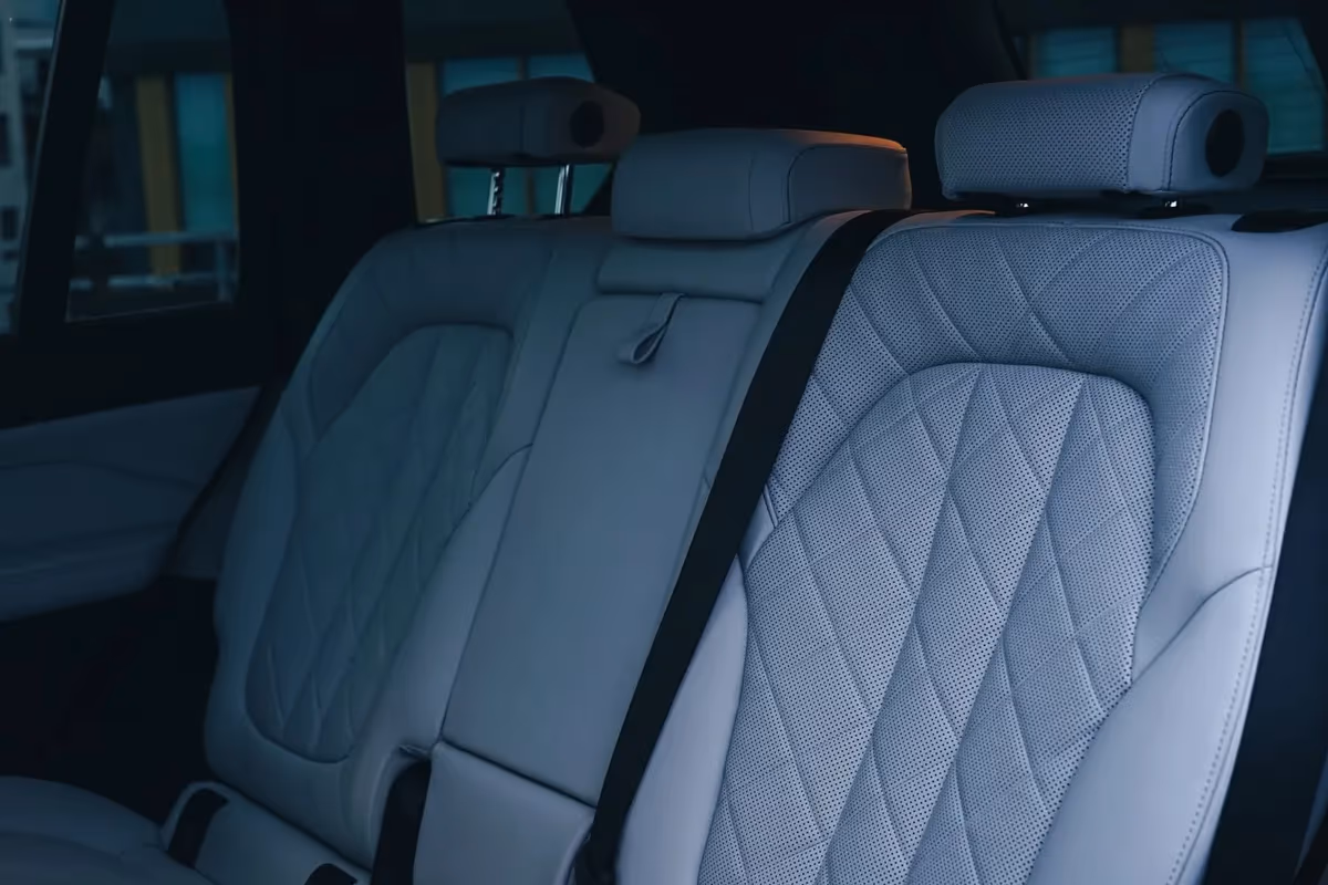 BMW X7 40i — wnętrze, wynajem w Warszawie