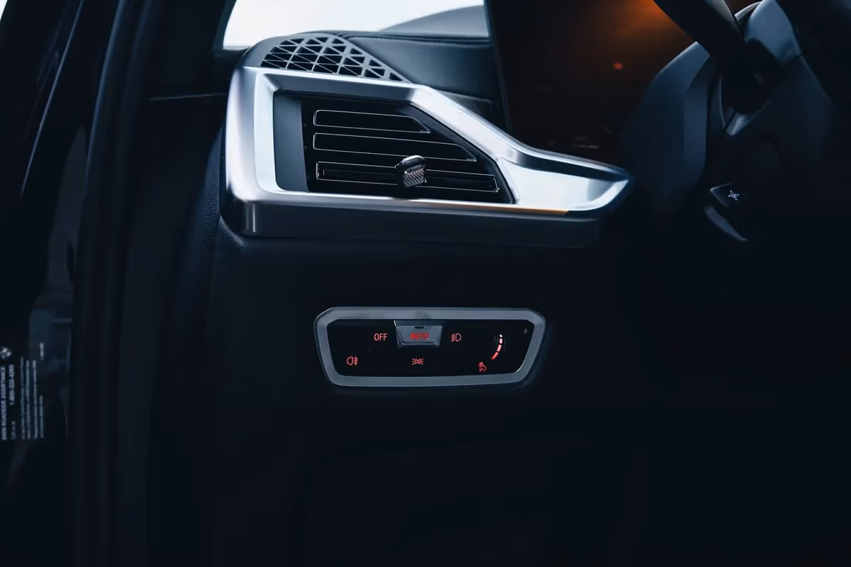 BMW X7 40i — detal, wynajem w Warszawie