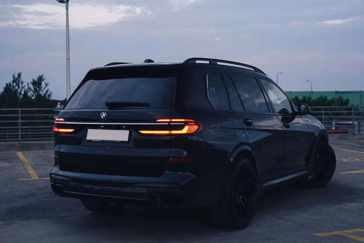 BMW X7 40i — detal, wynajem w Warszawie
