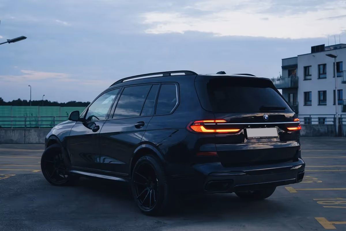 BMW X7 40i — bok, wynajem w Warszawie