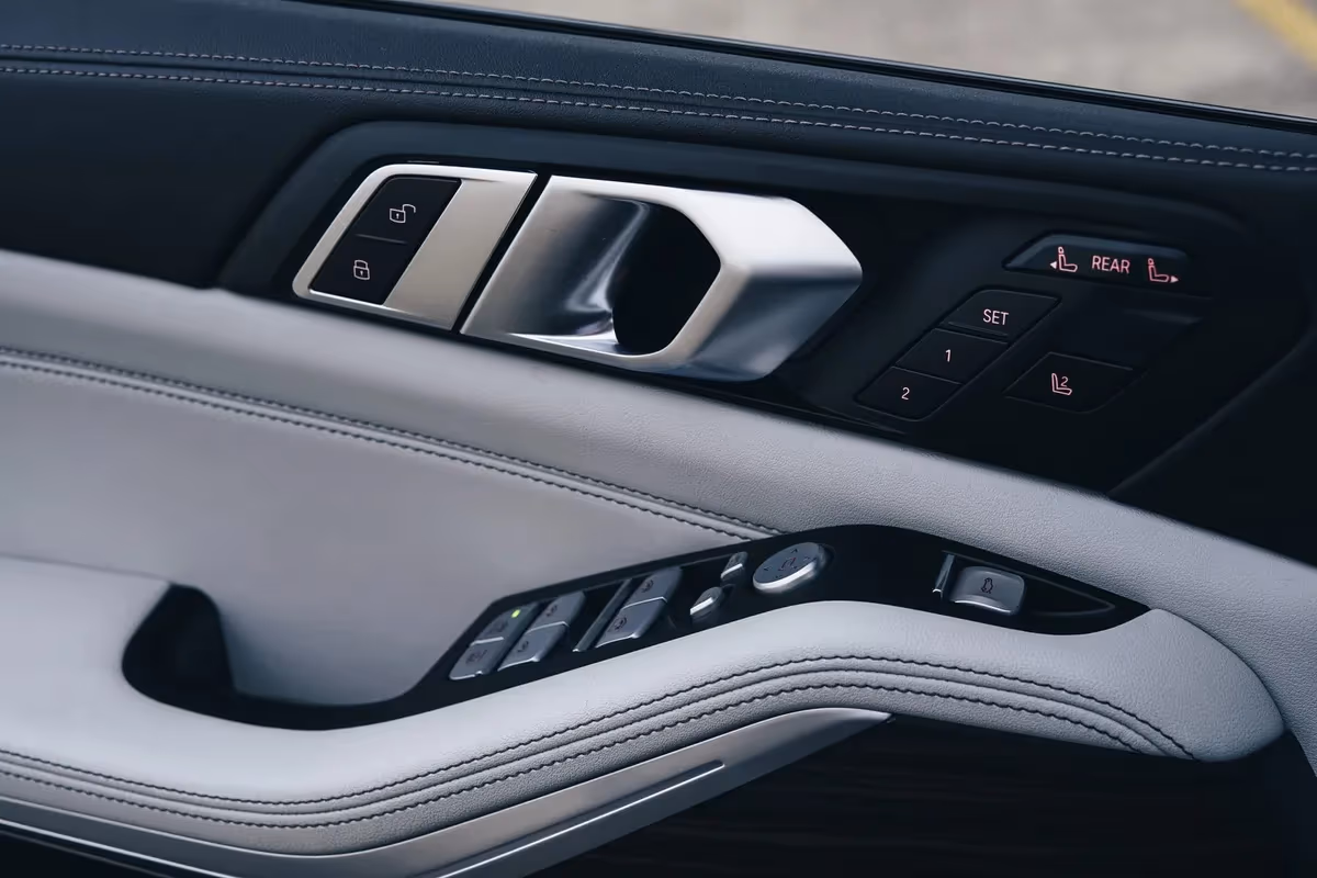 BMW X7 40i — tył ¾, wynajem w Warszawie