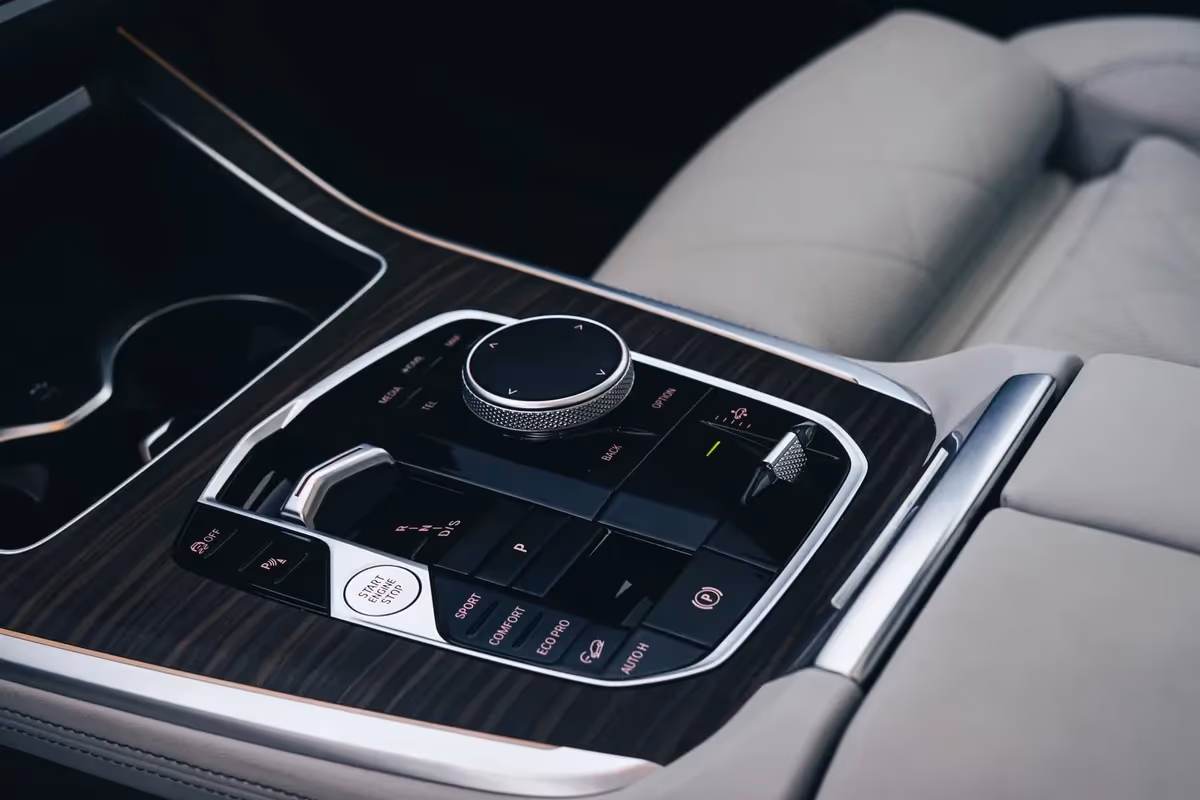 BMW X7 40i — przód ¾, wynajem w Warszawie