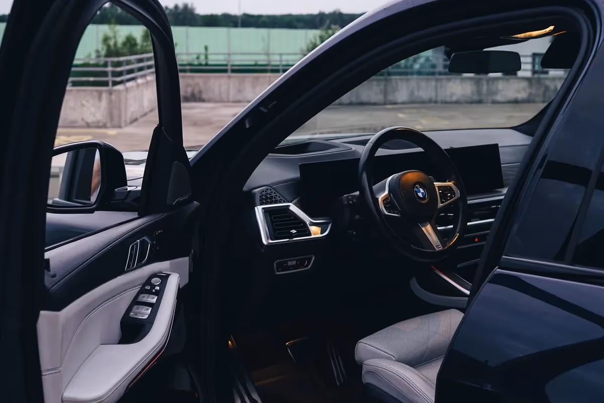BMW X7 40i — detal, wynajem w Warszawie