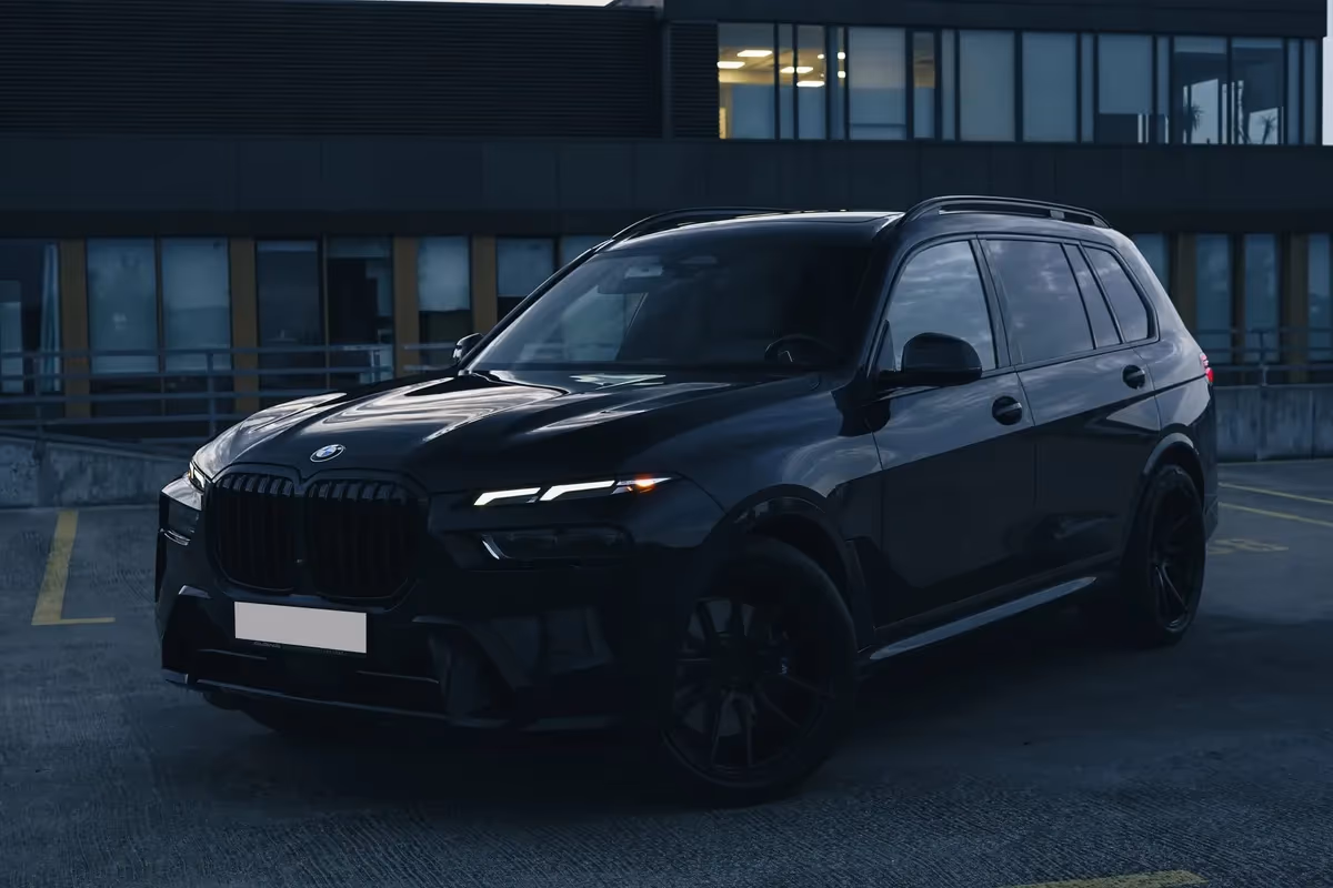 BMW X7 40i — przód ¾, wynajem w Warszawie