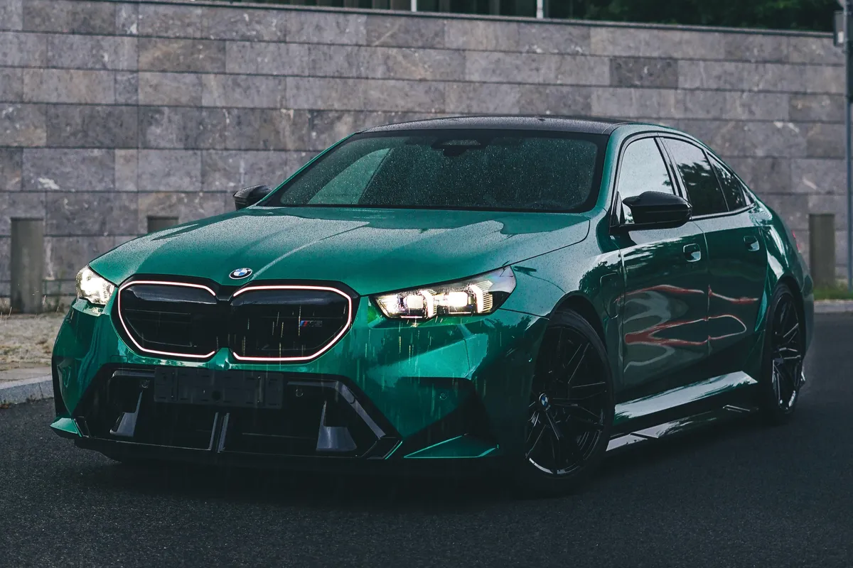 BMW M5 G90 — фото 1